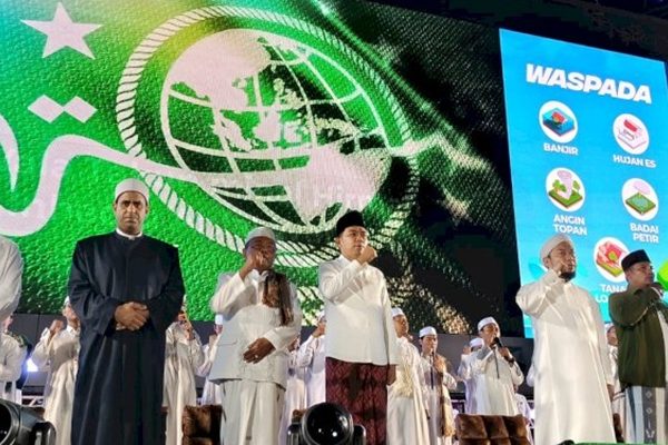 Rayakan Kemerdekaan, Ribuan Warga Jember Padati Alun-Alun untuk Bershalawat